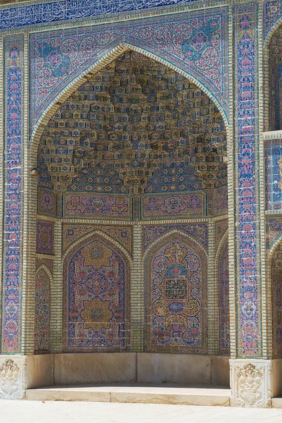 Decoração de parede exterior da mesquita Nasir al-Mulk em Shiraz, Irão . — Fotografia de Stock