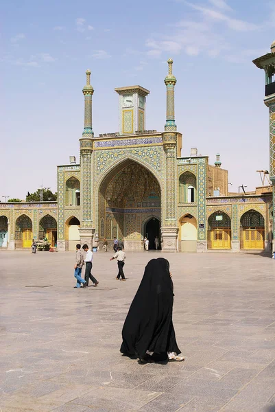 Qom Irán Junio 2007 Personas Identificadas Caminan Frente Santuario Masumeh — Foto de Stock