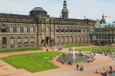 Dresden, Almanya - 22 Mayıs 2010: Kimliği belirsiz kişi ziyaret ünlü Zwinger palace Dresden, Almanya.