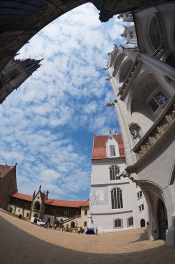 Meissen, Almanya - 22 Mayıs 2010: Mavi gökyüzü bulutlu görünümüne Meissen, Almanya Albrechtsburg Kalesi'nin iç bahçesinde. Bir balık gözü lens ile filme.