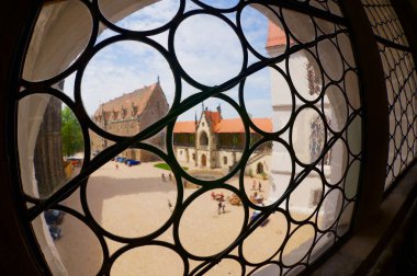 Meissen, Almanya - 22 Mayıs 2010: Meissen, Almanya eski bir cam pencereden Albrechtsburg Kalesi'nin iç avluya görünümü. Bir balık gözü lens ile filme.