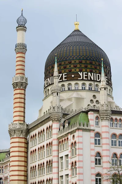 ドイツのドレスデンにモスクの様式で建てられた Yenidze 旧タバコ工場のキューポラにドレスデン ドイツ 2010 ビュー — ストック写真