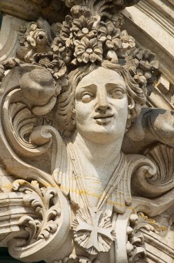 Dresden, Almanya - 18 Mayıs 2010: Dış bir heykel ünlü Zwinger Palace ve karmaşık Park Dresden, Almanya.