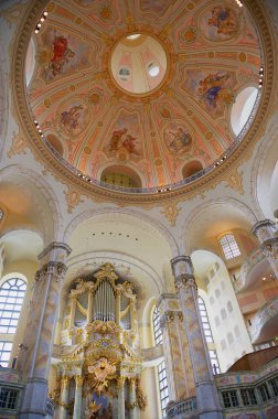 Dresden, Almanya - 18 Mayıs 2010: İç Frauenkirche Katedrali Dresden, Almanya. Frauenkirche aslında 1743 inşa edilmiş.