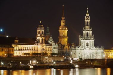 Gece kenti Kraliyet Sarayı binalar ve yansımalar Elbe Nehri Dresden, Almanya.