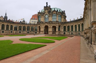 Dresden, Almanya - 22 Mayıs 2010: Dresden, Almanya ünlü Zwinger palace tarihi binaların görünümüne.
