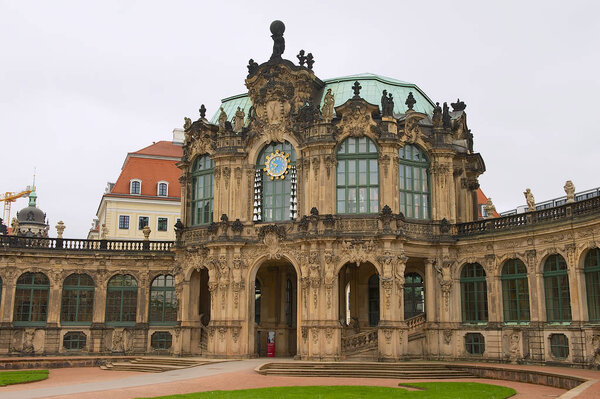 ДРЕСДЕН, ГЕРМАНИЯ - 22 мая 2010 г.: Вид на историческое здание знаменитого дворца Цвингер в Дрездене, Германия
.