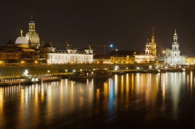 Dresden, Almanya - 22 Mayıs 2010: Kraliyet Sarayı ve Frauenkirche Katedrali binalar ve yansımalar Elbe Nehri Dresden, Almanya ile şehir gece görüntüsü.