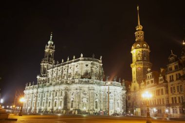 Dresden, Almanya - 22 Mayıs 2010: Gece vew Almanya'nın Dresden kentinde bina Kraliyet Sarayı için