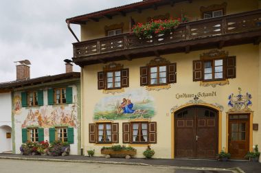 Mittenwald, Almanya - 01 Eylül 2010: Dış evlerin geleneksel eski boyalı Mittenwald, Almanya.