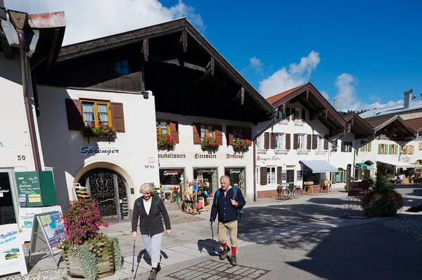 Mittenwald Germany September 2010 Unidentified Tourists Walk Street Mittenwald Germany — Stock Photo, Image