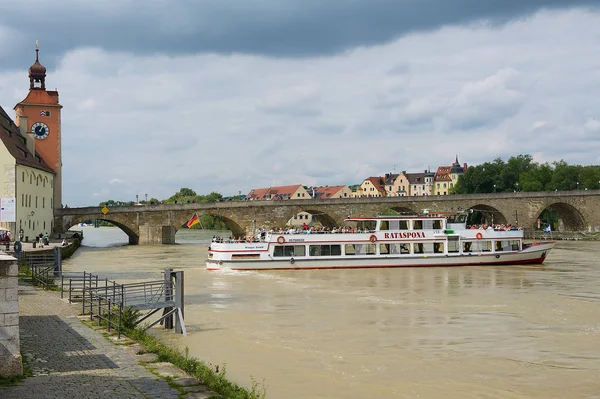 雷根斯堡 2010年9月03日 不明身份的人享受河巡航由多瑙河在雷根斯堡 — 图库照片