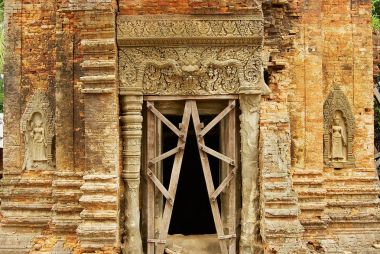 Siem Reap, Kamboçya'da Lolei Tapınağı girişine dış.
