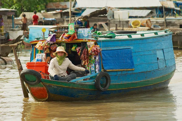 Mujer vende bienes del barco en el mercado flotante en el lago Tonle Sap en Siem Reap, Camboya . —  Fotos de Stock