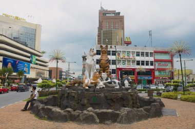 Kuching, Malezya - 26 Ağustos 2009: Dış kediler anıtın merkezinde Kuching, Malezya. 