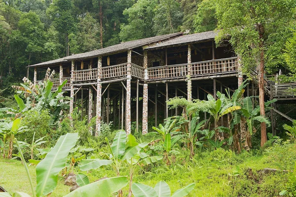 Kuching, Malezya - 26 Ağustos 2009: Dış tipik Orang Ulu kabile uzun evin Kuching, Malezya kültürel Köyü'nde. 