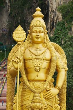 Kuala Lumpur, Malezya - Ağustos 31, 2009: Lord Erdal Batu mağaraları, arka planda Kuala Lumpur, Malezya için merdiven ile heykeli görünümüne.