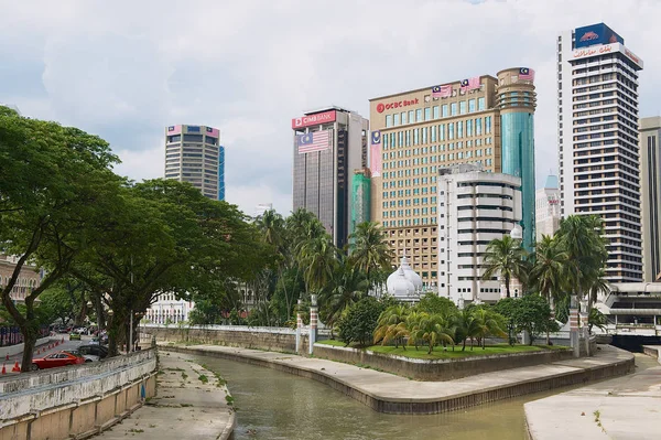 马来西亚吉隆坡 2009年8月29日 普瑞玛甘柏与佳密清真寺和现代建筑在马来西亚吉隆坡的背景下的巴生河和河流交汇处 — 图库照片