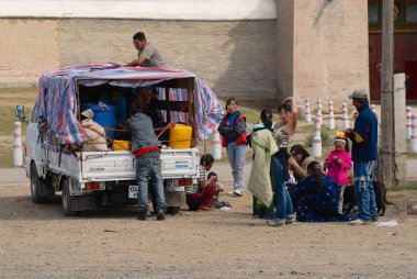 Harhorin, Moğolistan - 22 Ağustos 2006: Tanımlanamayan Moğol insanlar piknik Erdene Zuu dışında Harhorin, Moğolistan ' var. Erdene Zuu Manastırı bir Unesco Dünya Mirası Sit alanı olan