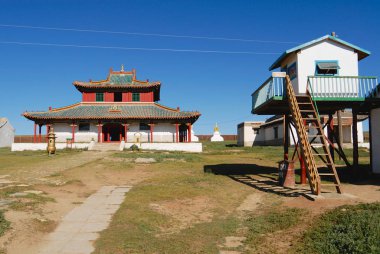 Harhorin, Moğolistan - 22 Ağustos 2006: Görünümüne Erdene Zuu Manastırı binalar Harhorin, Moğolistan'da. Erdene Zuu Manastırı bir Unesco Dünya Mirası Sit alanı olan.