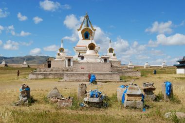 Harhorin, Moğolistan - 22 Ağustos 2006: Daina Erdene Zuu Manastırı Harhorin, Moğolistan'ın görünümüne. Erdene Zuu Manastırı bir Unesco Dünya Mirası Sit alanı olan.