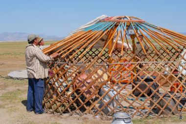 Harhorin, Moğolistan - 25 Ağustos 2006: Yurt (göçebe çadır) bozkır Harhorin, Moğolistan'da kimliği belirsiz Moğol adamları topla. Bir yurt ahşap çerçeve keçe taşlarla kaplıdır, keçe Ayrıca branda ile kaplı.