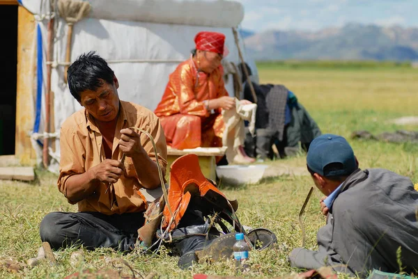 Kharkhorin Mongolia August 2006 Unidentified Mongolian Family Members Fix Traditional — Stock Photo, Image