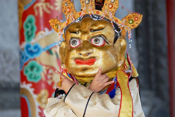 Ulaanbaatar Mongolia Sierpnia 2006 Niezidentyfikowany Mężczyzna Pokazuje Tradycyjnego Szamana Maski — Zdjęcie stockowe