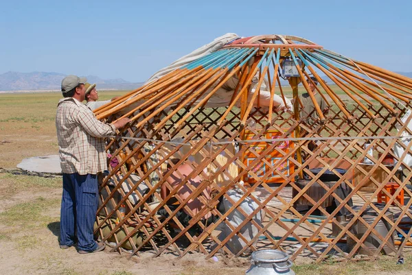 Kharkhorin Mongolia Agosto 2006 Hombres Mongoles Identificados Ensamblan Yurta Tienda — Foto de Stock