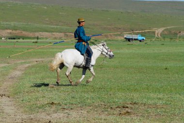 Harhorin, Moğolistan - 19 Ağustos 2006: Tanımlanamayan geleneksel kostüm giyen adam ata bir bozkır içinde geri Harhorin, Moğolistan'rides Moğol.