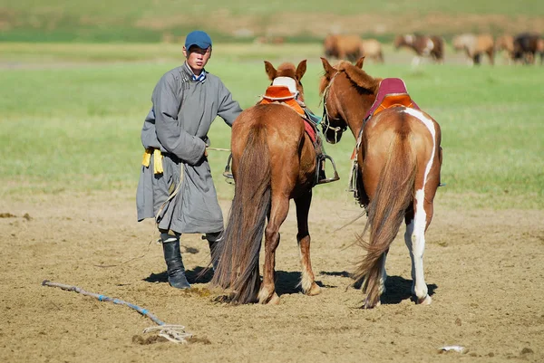 Kharkhorin Mongolia August 2006 Unidentified Man Wearing Traditional Dress Holds — Stock Photo, Image