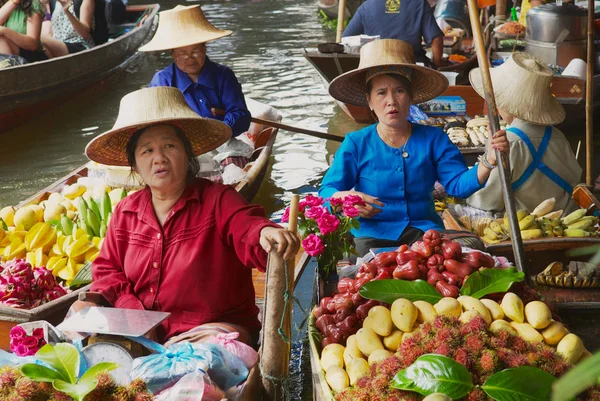 Damnoen Saduak Thailand Mai 2008 Unbekannte Frauen Verkaufen Früchte Von — Stockfoto