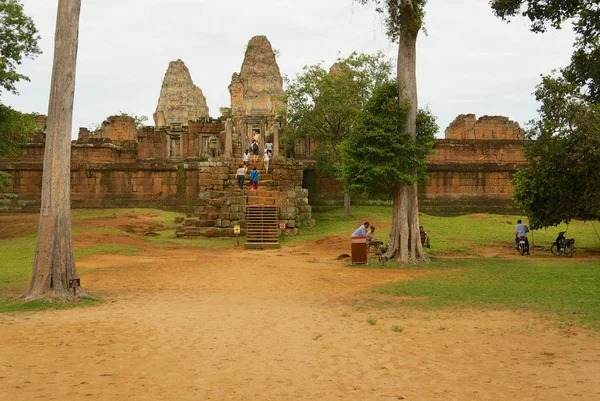 Los turistas visitan las ruinas del Templo de East Mebon en Siem Reap, Camboya . — Foto de Stock