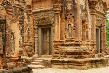 Siem Reap, Kamboçya Preah Ko Tapınağı kalıntıları duvarlarının oyma taş için görüntüleyin.