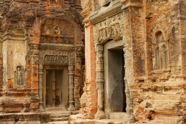 Siem Reap, Kamboçya Preah Ko Tapınağı kalıntıları, oyma duvar için görüntüleyin.
