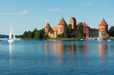 Trakai, Litvanya - 17 Temmuz 2009: Trakai Kalesi ve Galve göl teknelerle Trakai, Litvanya görünüm.