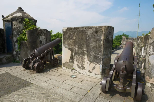 マカオ 中国のギア要塞の外壁にあるマカオ 2013 古いポルトガルの大砲 — ストック写真