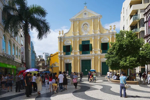 Macau China Septiembre 2013 Turistas Identificados Caminan Frente Iglesia Santo —  Fotos de Stock