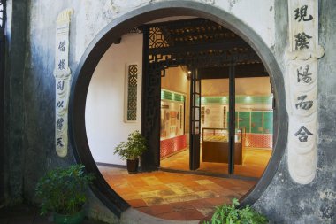 Makao, Çin - 09 Eylül 2013: Tarihi geleneksel zengin mandalina evde Makao, Çin ay girişine görünümüne.