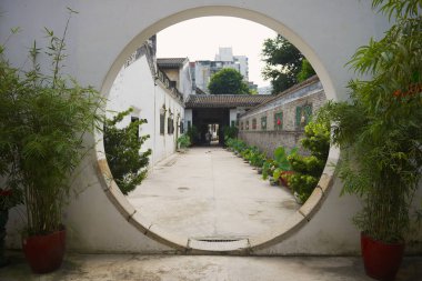 Makao, Çin - 09 Eylül 2013: Tarihi geleneksel zengin mandalina evde Makao, Çin ay girişine görünümüne.