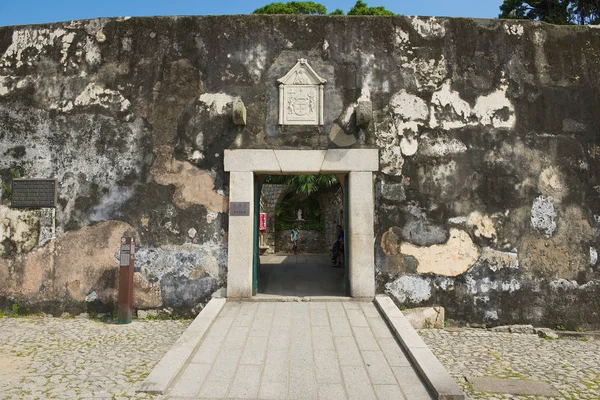 マカオ 2013 外壁とマカオ 中国のギア要塞への入り口 — ストック写真