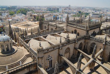Seville, İspanya - 21 Haziran 2006: Sevilla, İspanya 'daki katedralin çatısına bakın. Unesco Dünya Mirası.