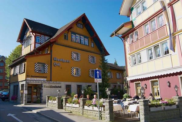 スイスのアッペッツェルにある伝統的なスイスの建物で通りを眺めましょう. — ストック写真
