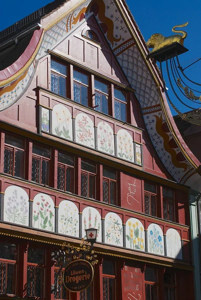 Exterior de un edificio tradicional suizo Appenzell en Appenzell, Suiza . —  Fotos de Stock