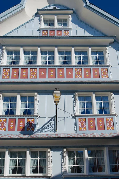 Appenzell, İsviçre 'de geleneksel bir Appenzell mavisi ahşap binanın dışı.. — Stok fotoğraf