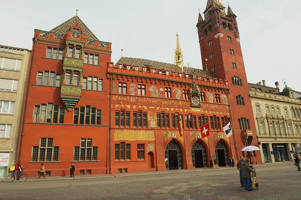 Famosa fachada del edificio del Ayuntamiento pintado de rojo en Basilea, Suiza . — Foto de Stock