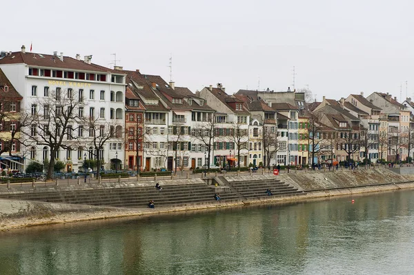 Melihat bangunan di tepi sungai Rhine di Basel, Swiss . — Stok Foto