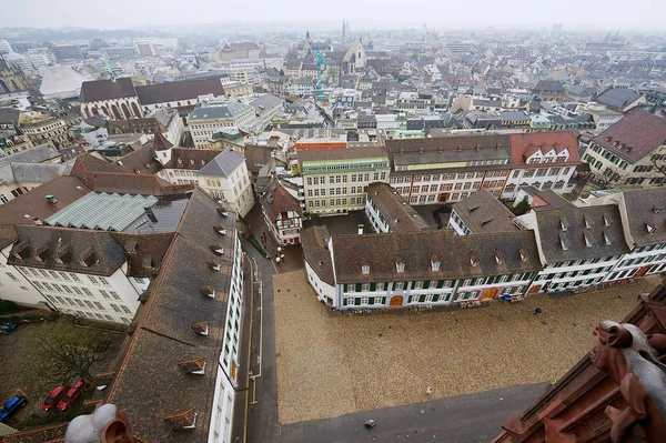 Vista de los edificios históricos de la plaza Munsterplatz desde la torre Munster en Basilea, Suiza . — Foto de Stock