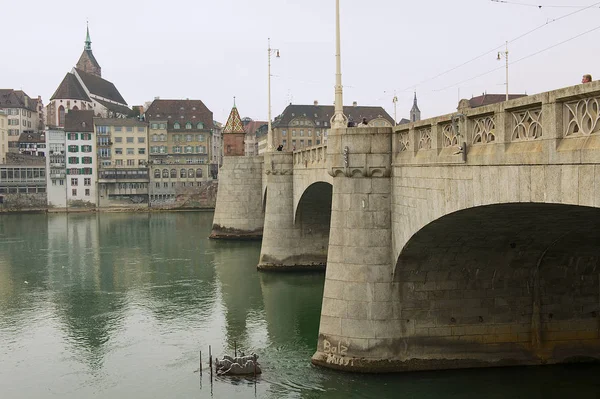 Jembatan di seberang sungai Rhine di Basel, Swiss . — Stok Foto
