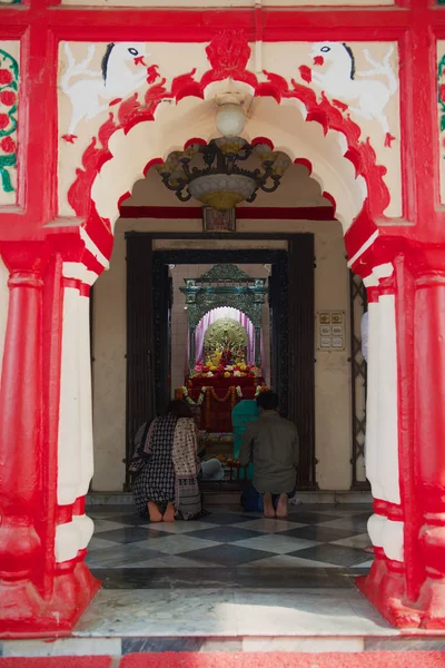 Дакка Бангладеш Февраля 2014 Года Люди Молятся Индуистском Храме Дакешвари — стоковое фото